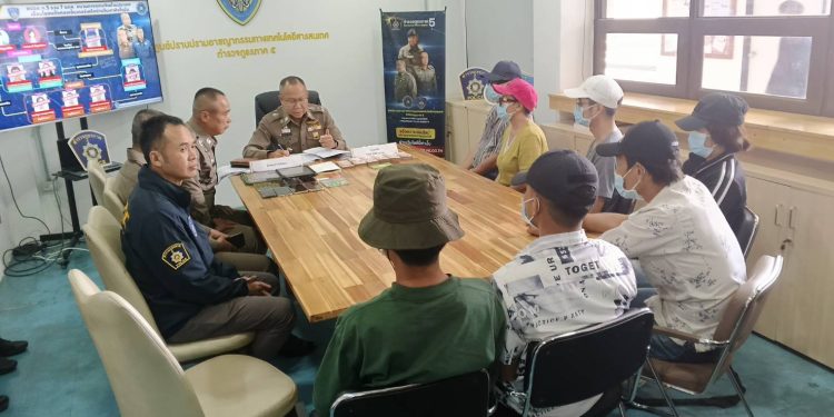 ศปอส.ภ.5 จับแก๊งคอลคิงโรมัน7 ราย พร้อมเงิน 549,000 บาทที่ลำพูน เผยมีนายทุนจีนเมียลาวว่าจ้าง หลอกเหยื่อมา 2 ปี รวมเงินกว่า 40 ล้าน ขอศาลออกหมายจับแล้ว 12 ศปอส.ภ.5 จับแก๊งคอลคิงโรมัน7 ราย พร้อมเงิน 549,000 บาทที่ลำพูน เผยมีนายทุนจีนเมียลาวว่าจ้าง หลอกเหยื่อมา 2 ปี รวมเงินกว่า 40 ล้าน ขอศาลออกหมายจับแล้ว