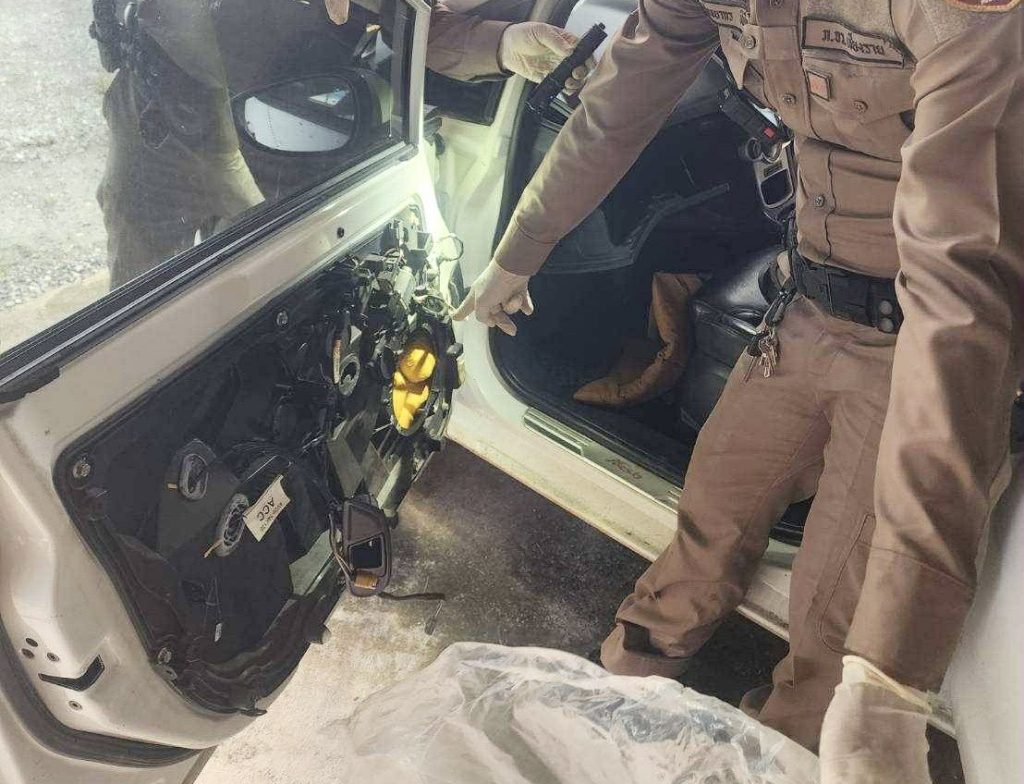 เชียงราย เจอรถฝ่าด่านยาเสพติด! จอดทิ้งในป่าเวียงป่าเป้า ค้นรถพบซ่อนบ้าซุกในบานประตู 2 แสนเม็ด คนขับหาย! 13 Talknews Online