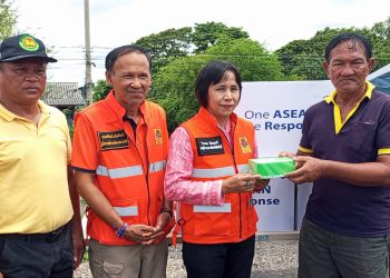 ปภ.จังหวัดสิงห์บุรี พร้อมรองผู้ว่าฯ ลงพื้นที่ดูแลประชาชนประสบอุทกภัย