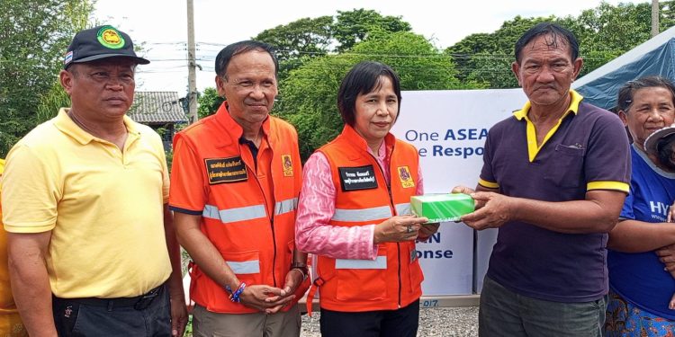 ปภ.จังหวัดสิงห์บุรี พร้อมรองผู้ว่าฯ ลงพื้นที่ดูแลประชาชนประสบอุทกภัย