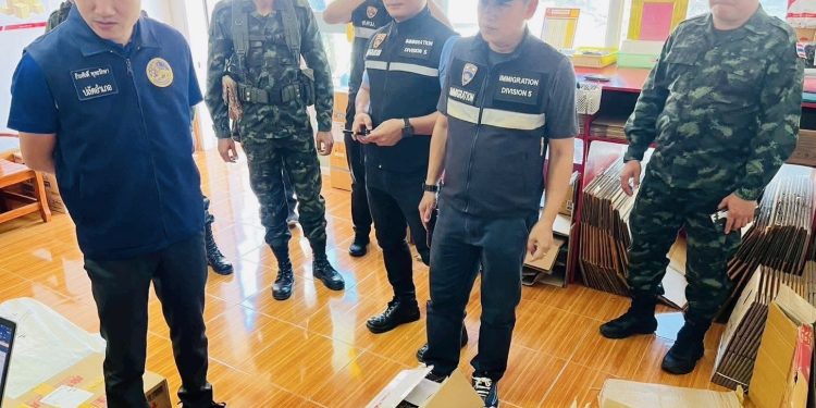 ยึดยาบ้า ยัดใส่กล่องพัสดุเอกชน 49 มัด 98,000 เม็ด มีคนมาฝากส่งที่แม่สาย