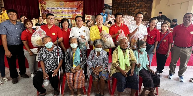 สมาคมชาวจังหวัดมหาสารคาม มอบสิ่งของบรรเทาทุกข์ ในงาน “ประเพณีทิ้งกระจาด (ซิโกว) ประจำปี 2568”