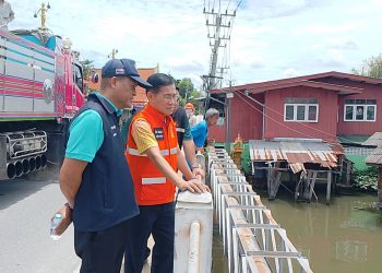 รองพ่อเมืองนครปฐม เร่ง ติดตามการวางแนวกันน้ำคลองบางแก้วกระทบท่าจีนเริ่มเอ่อเข้าบ้านประชาชน คาดปีนี้ นครปฐมรับมวลน้ำมหาศาล