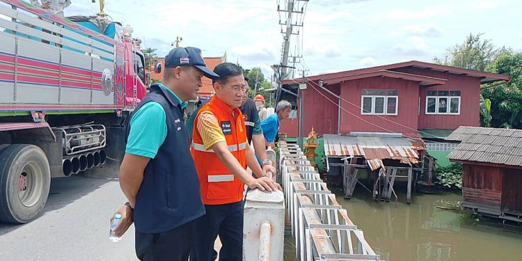 รองพ่อเมืองนครปฐม เร่ง ติดตามการวางแนวกันน้ำคลองบางแก้วกระทบท่าจีนเริ่มเอ่อเข้าบ้านประชาชน คาดปีนี้ นครปฐมรับมวลน้ำมหาศาล