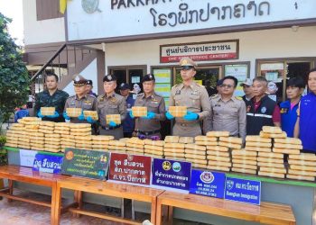 บึงกาฬ – ตำรวจบึงกาฬทลายแก๊งค้ายา ยึดยาบ้า 8 แสนเม็ด ผู้ต้องหาพยายามหนีแต่ไม่รอด