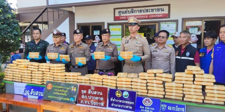 บึงกาฬ – ตำรวจบึงกาฬทลายแก๊งค้ายา ยึดยาบ้า 8 แสนเม็ด ผู้ต้องหาพยายามหนีแต่ไม่รอด