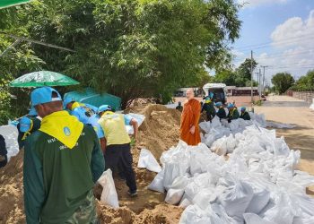 นครปฐม ทหารมาช่วยแล้วช่วงนี้กระแสทหารฟีเวอร์ ตลาดน้ำวัดลำพญา เร่งป้องกันน้ำเข้าท่วมพื้นที่โดยนำกระสอบทราย 8000 ใบ มาทำคันกั้นน้ำ