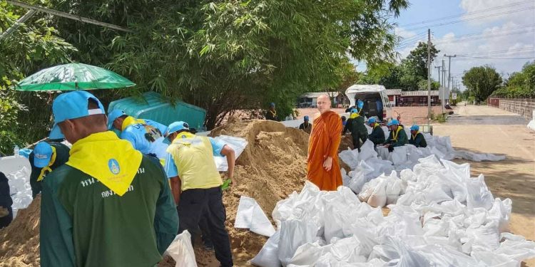 นครปฐม ทหารมาช่วยแล้วช่วงนี้กระแสทหารฟีเวอร์ ตลาดน้ำวัดลำพญา เร่งป้องกันน้ำเข้าท่วมพื้นที่โดยนำกระสอบทราย 8000 ใบ มาทำคันกั้นน้ำ