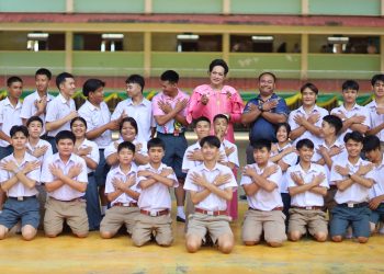 กาฬสินธุ์ ครู-นักเรียน สี่พันคน รำเชิดชู 9 ครูเกษียณพร้อมยก “แม่ครูพรชัย” ผู้บุกเบิกวงโปงลางกาฬสินธุ์พิทยาสรรพ์ ที่โด่งดังทั่วโลก