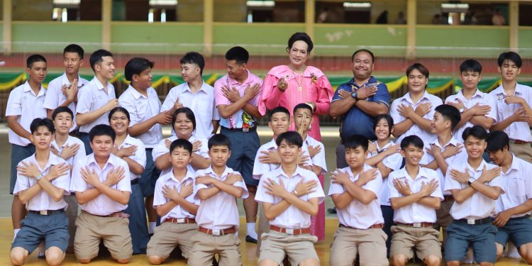 กาฬสินธุ์ ครู-นักเรียน สี่พันคน รำเชิดชู 9 ครูเกษียณพร้อมยก “แม่ครูพรชัย” ผู้บุกเบิกวงโปงลางกาฬสินธุ์พิทยาสรรพ์ ที่โด่งดังทั่วโลก