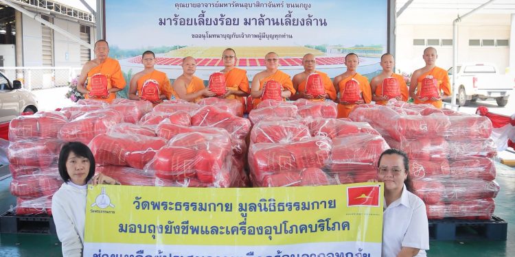 วัดพระธรรมกาย มูลนิธิธรรมกาย มอบถุงยังชีพ บรรเทาทุกข์ผู้ประสบอุทกภัยอยุธยา 12 วัดพระธรรมกาย มูลนิธิธรรมกาย มอบถุงยังชีพ บรรเทาทุกข์ผู้ประสบอุทกภัยอยุธยา