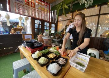สองสาวระดับ ปริญญาตรีสาขาการจัดการและการบัญชีจากมหาวิทยาลัยหันหลังจากการเป็นมนุษย์เงินเดือนมาเปิดร้านอาหาร หมูกระทะ