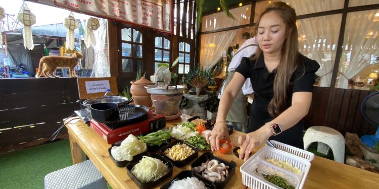 สองสาวระดับ ปริญญาตรีสาขาการจัดการและการบัญชีจากมหาวิทยาลัยหันหลังจากการเป็นมนุษย์เงินเดือนมาเปิดร้านอาหาร หมูกระทะ 12 สองสาวระดับ ปริญญาตรีสาขาการจัดการและการบัญชีจากมหาวิทยาลัยหันหลังจากการเป็นมนุษย์เงินเดือนมาเปิดร้านอาหาร หมูกระทะ
