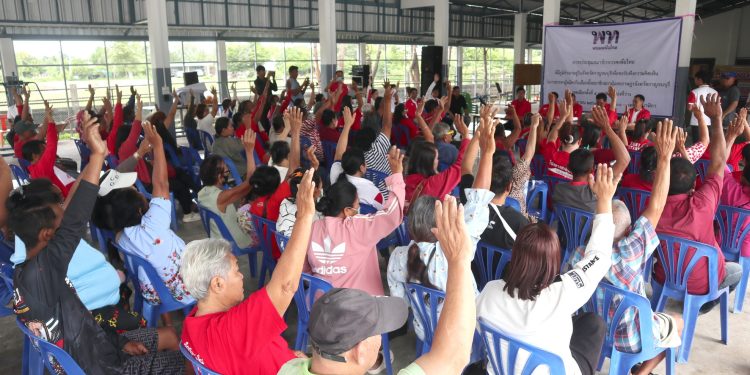 กาญจนบุรี – ผ่านฉลุยบรรยากาศคึกคัก สมาชิกทะลักศาลาประชาคม ยกมือโหวด!! อดีตรองแม่ทัพ ลงชิงเก้าอี้ สส.กาญจนบุรี เขต 4 ในนามพรรคเพื่อไทย ผ่านฉลุย 12 Talknews Online