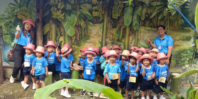 หนองคาย ศพด.บ้านโนนสวรรค์ อบต.บ้านเดื่อ นำเด็กปฐมวัยทัศนศึกษาแหล่งเรียนรู้ "เกษตรศิลป์" บ้านทุ่งศิลป์ครูแดง เพื่อส่งเสริมการเรียนรู้จากประสบการณ์จริง 12 หนองคาย ศพด.บ้านโนนสวรรค์ อบต.บ้านเดื่อ นำเด็กปฐมวัยทัศนศึกษาแหล่งเรียนรู้ “เกษตรศิลป์” บ้านทุ่งศิลป์ครูแดง เพื่อส่งเสริมการเรียนรู้จากประสบการณ์จริง