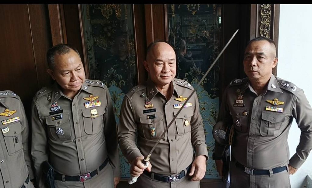 รอง ผบ.ตร. ร่วมแถลงจับกุมแก๊งเมียนม่าร์-ไทใหญ่ ใช้อาวุธมีดทำร้ายเยาวชนบาดเจ็บ 3 ราย เผยเป็นแก๊งใหม่ ขึ้นแบล็คลิสต์แล้ว ยันท่องเที่ยวทั่วไทยปลอดภัย 13 Talknews Online