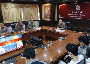 รอง ผบ.ตร. ร่วมแถลงจับกุมแก๊งเมียนม่าร์-ไทใหญ่ ใช้อาวุธมีดทำร้ายเยาวชนบาดเจ็บ 3 ราย เผยเป็นแก๊งใหม่ ขึ้นแบล็คลิสต์แล้ว ยันท่องเที่ยวทั่วไทยปลอดภัย