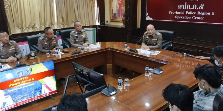 รอง ผบ.ตร. ร่วมแถลงจับกุมแก๊งเมียนม่าร์-ไทใหญ่ ใช้อาวุธมีดทำร้ายเยาวชนบาดเจ็บ 3 ราย เผยเป็นแก๊งใหม่ ขึ้นแบล็คลิสต์แล้ว ยันท่องเที่ยวทั่วไทยปลอดภัย 12 รอง ผบ.ตร. ร่วมแถลงจับกุมแก๊งเมียนม่าร์-ไทใหญ่ ใช้อาวุธมีดทำร้ายเยาวชนบาดเจ็บ 3 ราย เผยเป็นแก๊งใหม่ ขึ้นแบล็คลิสต์แล้ว ยันท่องเที่ยวทั่วไทยปลอดภัย