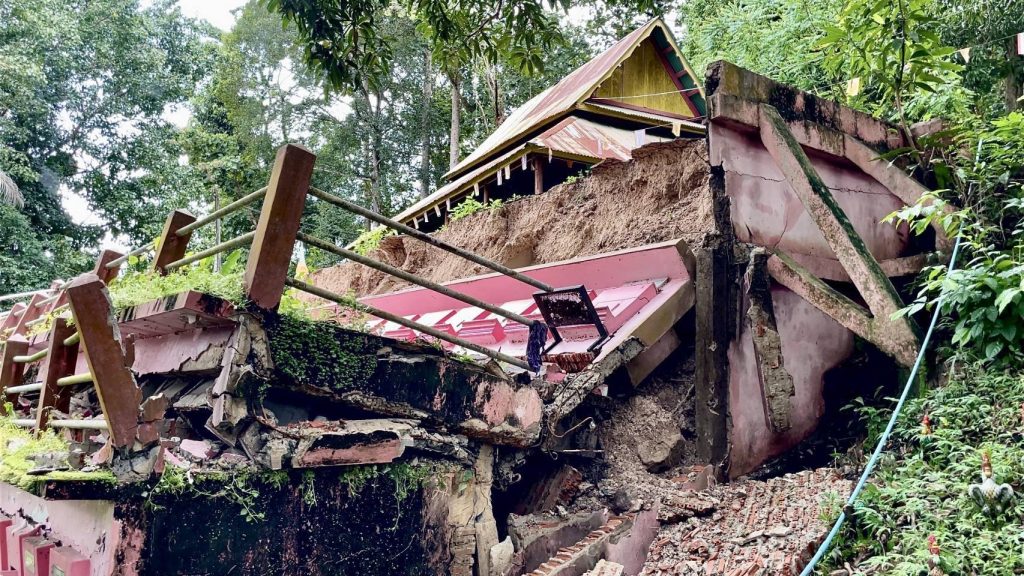 นครนายก - ฝนตกหนัก ทำให้ดินยุบตัว กำแพงวัดถล่ม 13 Talknews Online