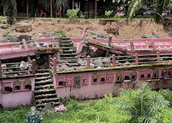 นครนายก – ฝนตกหนัก ทำให้ดินยุบตัว กำแพงวัดถล่ม