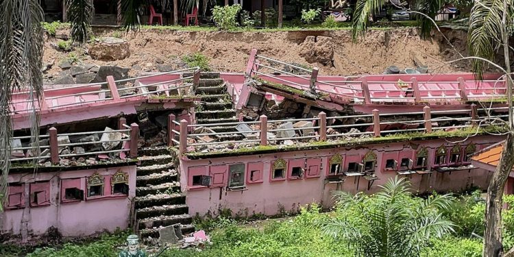 นครนายก - ฝนตกหนัก ทำให้ดินยุบตัว กำแพงวัดถล่ม 12 นครนายก – ฝนตกหนัก ทำให้ดินยุบตัว กำแพงวัดถล่ม