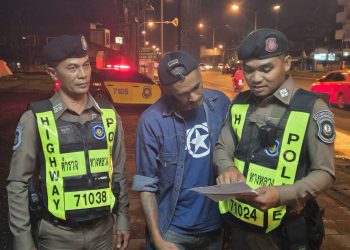 ตำรวจทางหลวงช่วยเหลือชายเดินกลางดึก สุดท้ายพบเป็นผู้ต้องหาบัญชีม้าโยงแก๊งคอลเซ็นเตอร์โกงเงินกว่า 10 ล้านบาท