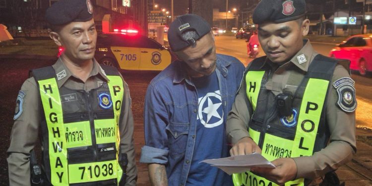 ตำรวจทางหลวงช่วยเหลือชายเดินกลางดึก สุดท้ายพบเป็นผู้ต้องหาบัญชีม้าโยงแก๊งคอลเซ็นเตอร์โกงเงินกว่า 10 ล้านบาท