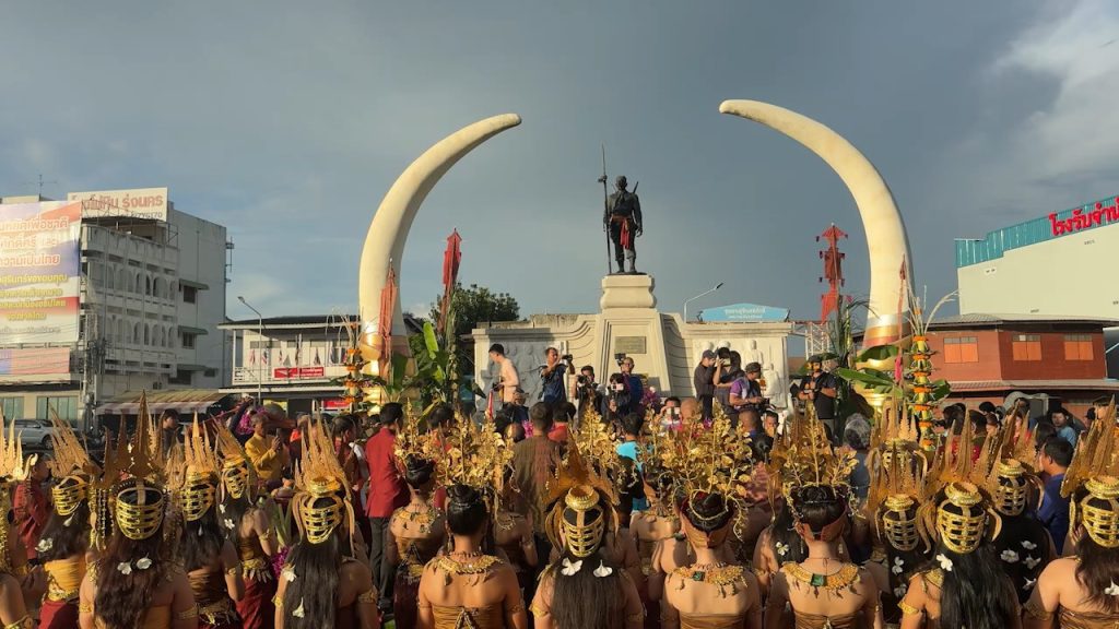 สุรินทร์—เริ่มแล้วพิธีแซนโฎนตาบูชาบรรพบุรุษของชาวสุรินทร์ จังหวัดสุรินทร์และองค์การบริหารส่วนจังหวัดสุรินทร์ ร่วมจัดพิธีเซ่นไหว้พระยาสุรินทร์ทรภักดี ก่อนแยกย้ายกันไปประกอบพิธีในแต่ละครอบครัวในวันอาทิตย์ ที่ 21 กันยายน 2568 นี้ 13 Talknews Online
