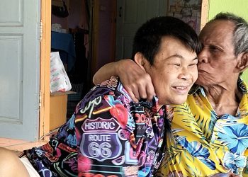 ปราจีนบุรี น้ำตาจิไหล!หนุ่มตาบอด2ข้างดูแลพ่อพิการ