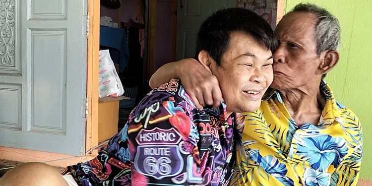 ปราจีนบุรี น้ำตาจิไหล!หนุ่มตาบอด2ข้างดูแลพ่อพิการ