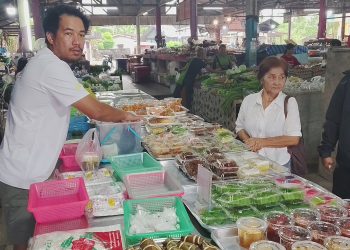 พังงา -บรรยากาศซื้อขนมเดือนสิบยังเงียบเหงาพ่อค้าคาดว่าเป็นเพราะปัญหาเศรษฐกิจพืชผลทางการเกษตรตกต่ำและข้าวของที่แพงขึ้นพร้อมต้องรอดูใกล้วัน