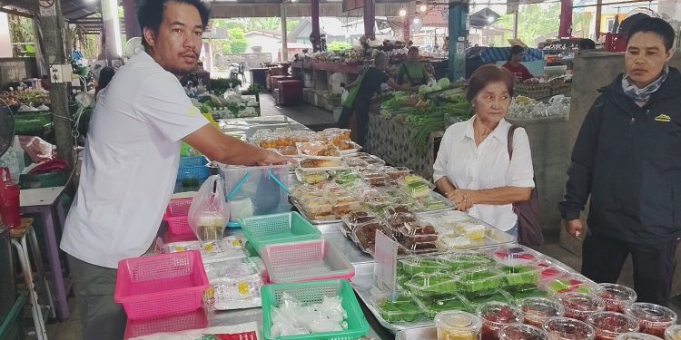 พังงา -บรรยากาศซื้อขนมเดือนสิบยังเงียบเหงาพ่อค้าคาดว่าเป็นเพราะปัญหาเศรษฐกิจพืชผลทางการเกษตรตกต่ำและข้าวของที่แพงขึ้นพร้อมต้องรอดูใกล้วัน