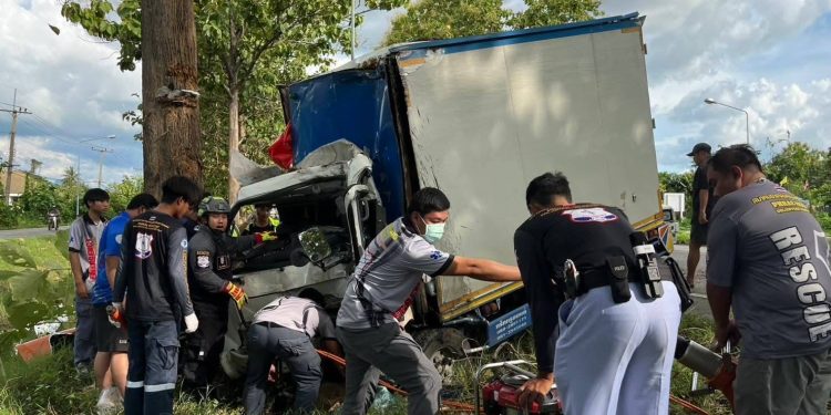 เกือบเอาชีวิตไม่รอด !!! โชเฟอร์หนุ่มรถตู้ทึบ ชนต้นไม้ สายแพร่-ลอง ก่อนถึงด่านห้วยขมิ้นฯ กูัภัย ตำรวจและจนท.ทางหลวง เร่งช่วย