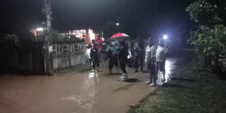 น้ำป่าแม่แคม “ทะลัก”ท่วมบ้านเรือน ต.สวนเขื่อน ได้รับความเสียหาย 3 หลัง ยังเฝ้าระวัง