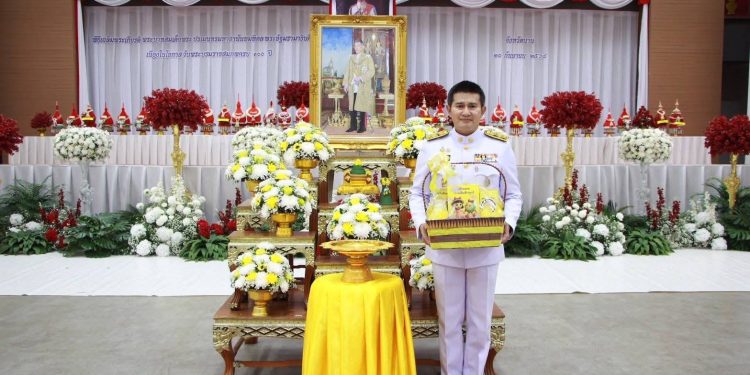 พระบาทสมเด็จพระเจ้าอยู่หัวทรงพระกรุณาโปรดเกล้าโปรดกระหม่อมพระราชทานของที่ระลึก