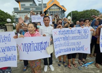 กาญจนบุรี – กลิ่นเหม็นสร้างความเดือดร้อนให้ชาวบ้านบ่อพลอย!! ชาวชุมชนหนองรี คัดค้านสร้างโรงงาน หลังอีกฝ่ายโต้ไม่ต้องทำประชาคม หวั่นมลพิษระยะยาว