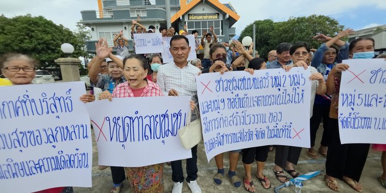 กาญจนบุรี - กลิ่นเหม็นสร้างความเดือดร้อนให้ชาวบ้านบ่อพลอย!! ชาวชุมชนหนองรี คัดค้านสร้างโรงงาน หลังอีกฝ่ายโต้ไม่ต้องทำประชาคม หวั่นมลพิษระยะยาว 12 กาญจนบุรี – กลิ่นเหม็นสร้างความเดือดร้อนให้ชาวบ้านบ่อพลอย!! ชาวชุมชนหนองรี คัดค้านสร้างโรงงาน หลังอีกฝ่ายโต้ไม่ต้องทำประชาคม หวั่นมลพิษระยะยาว