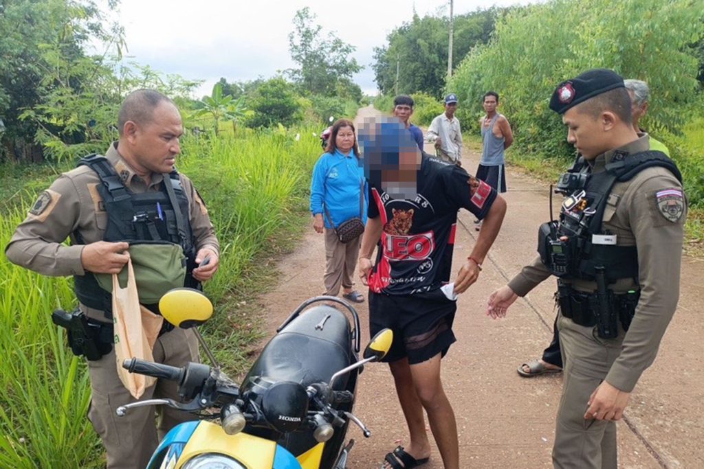 หนุ่มบึงโขงหลง พึ่งได้รับการประกันตัวในคดีขโมยรถ จยย.คิดถึงบ้าน นั่งรถโดยสารมาลง บขส.หนองคาย ก่อเหตุซ้ำคว้า จยย. ชาวบ้านที่จอดไม่ถอดกุญแจ ขับหนีเกิดน้ำมันหมดระหว่างทาง เข้าทุบเครื่องซักผ้าหยอดเหรียญ หาเงินเติมน้ำมัน สุดท้ายโดนรวบนอนห้องขังอดกลับบ้าน 13 Talknews Online