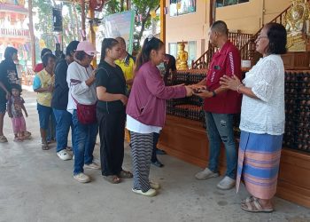 ปราจีนบุรี ทำบุญร้อยวันลูกสาวแจกไข่ 1,500 แผงลอตเตอรี่ 500 ใบ หมูหัน 5 ตัว