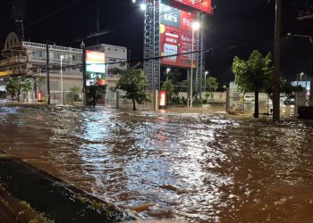 อำนาจเจริญ อ่วม ถนนสายหลัก 2 สายและถนนรอบเมือง จมใต้บาดาล การสัญจรไปมาเป็นไปด้วยความยากลำบาก เนื่องจากน้ำระบายไม่ทัน จากสถานการณ์ฝนตกหนักติดต่อกันยาวนาน