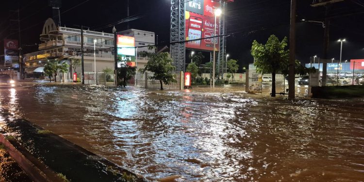 อำนาจเจริญ อ่วม ถนนสายหลัก 2 สายและถนนรอบเมือง จมใต้บาดาล การสัญจรไปมาเป็นไปด้วยความยากลำบาก เนื่องจากน้ำระบายไม่ทัน จากสถานการณ์ฝนตกหนักติดต่อกันยาวนาน 12 อำนาจเจริญ อ่วม ถนนสายหลัก 2 สายและถนนรอบเมือง จมใต้บาดาล การสัญจรไปมาเป็นไปด้วยความยากลำบาก เนื่องจากน้ำระบายไม่ทัน จากสถานการณ์ฝนตกหนักติดต่อกันยาวนาน