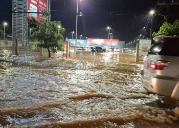 อำนาจเจริญ อ่วม ถนนสายหลัก 2 สายและถนนรอบเมือง จมใต้บาดาล การสัญจรไปมาเป็นไปด้วยความยากลำบาก เนื่องจากน้ำระบายไม่ทัน จากสถานการณ์ฝนตกหนักติดต่อกันยาวนาน