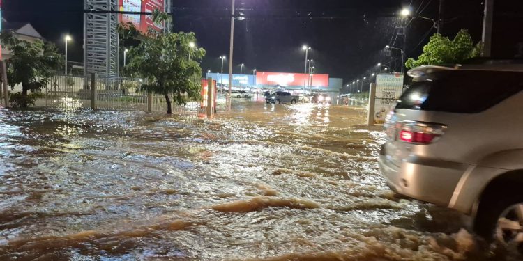 อำนาจเจริญ อ่วม ถนนสายหลัก 2 สายและถนนรอบเมือง จมใต้บาดาล การสัญจรไปมาเป็นไปด้วยความยากลำบาก เนื่องจากน้ำระบายไม่ทัน จากสถานการณ์ฝนตกหนักติดต่อกันยาวนาน