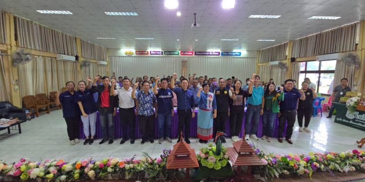 ส.ส.วรวัจน์ “นำทีมบุกให้ความรู้เกษตรกรแพร่” ปั้นผลไม้เป็นแบรนด์พรีเมียมสู่ตลาดโลก