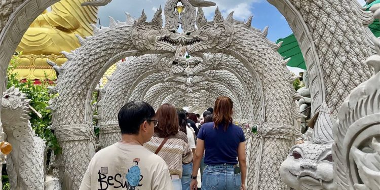 นครนายก - นทท. ร้องว๊าว ตะลึงความงามถ้ำพญานาค 12 นครนายก – นทท. ร้องว๊าว ตะลึงความงามถ้ำพญานาค