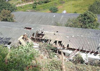 รถบรรทุกแหกโค้งตกทับโรงเรียนพังยับ เดชะบุญเป็นวันหยุดไม่มีนักเรียน