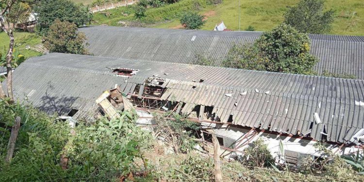 รถบรรทุกแหกโค้งตกทับโรงเรียนพังยับ เดชะบุญเป็นวันหยุดไม่มีนักเรียน 12 รถบรรทุกแหกโค้งตกทับโรงเรียนพังยับ เดชะบุญเป็นวันหยุดไม่มีนักเรียน