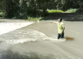 ปราจีนบุรี 2ผัวเมียขับจยย.ข้ามฝายน้ำล้นถูกน้ำพัดรถจมน้ำหวิดดับ