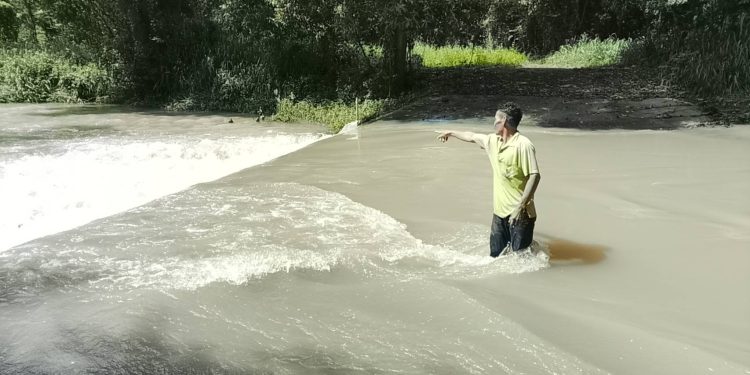 ปราจีนบุรี 2ผัวเมียขับจยย.ข้ามฝายน้ำล้นถูกน้ำพัดรถจมน้ำหวิดดับ