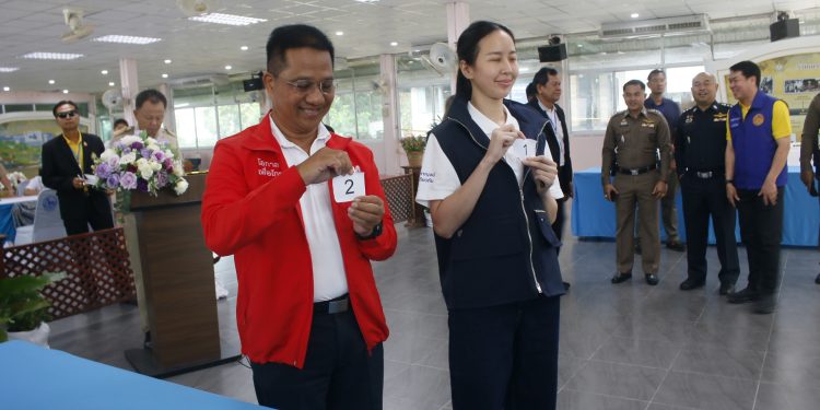 กาญจนบุรี - ทายาทรัฐมนตรีช่วยมหาดไทยลงสมัครเขต 4 แทนแข่งกับอดีตนายพลเอก!! กกต.เปิดรับสมัคร สส.กาญจนบุรี เขต 4 แทนที่ว่าง วันแรก สุดคึกคัก เพื่อไทย ส่ง เลขาธิการพรรค พร้อมอดีต รมช.คานาคม และ สจ.ทีมพลังกาญจน์ ให้กำลังใน ส่วน น้องดรีม บอกสื่อคุณพ่อให้พรมาแล้ว และมี สส.กุ๊ก และชาวบ้าน พร้อมมั่นใจทั้ง 2 ฝ่าย 12 กาญจนบุรี – ทายาทรัฐมนตรีช่วยมหาดไทยลงสมัครเขต 4 แทนแข่งกับอดีตนายพลเอก!! กกต.เปิดรับสมัคร สส.กาญจนบุรี เขต 4 แทนที่ว่าง วันแรก สุดคึกคัก เพื่อไทย ส่ง เลขาธิการพรรค พร้อมอดีต รมช.คานาคม และ สจ.ทีมพลังกาญจน์ ให้กำลังใน ส่วน น้องดรีม บอกสื่อคุณพ่อให้พรมาแล้ว และมี สส.กุ๊ก และชาวบ้าน พร้อมมั่นใจทั้ง 2 ฝ่าย